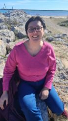 Portrait en extérieur près des rochers